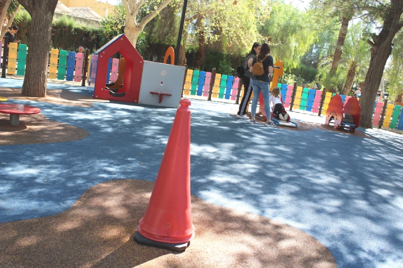 Adjudican las obras de reparacin del pavimento amortiguador y de juegos infantiles del parque municipal Marcos Ortiz