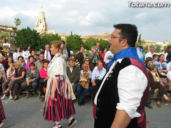 EL GRUPO FOLKLRICO SANTIAGO Y EL CORO DE SANTA CECILIA REPRESENTAN A TOTANA EN EL BANDO DE LA HUERTA DE MURCIA