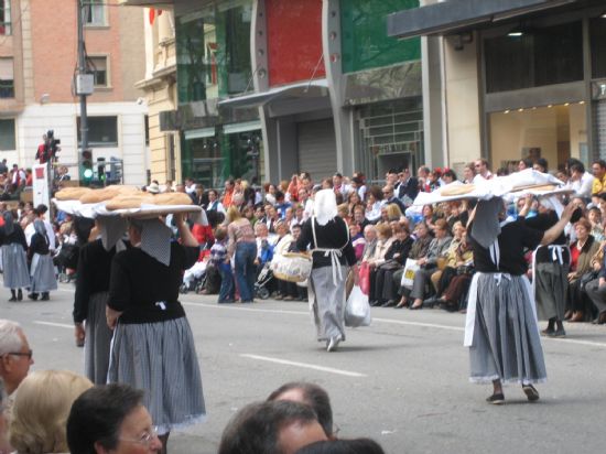 EL GRUPO FOLKLRICO SANTIAGO Y EL CORO DE SANTA CECILIA REPRESENTAN A TOTANA EN EL BANDO DE LA HUERTA DE MURCIA