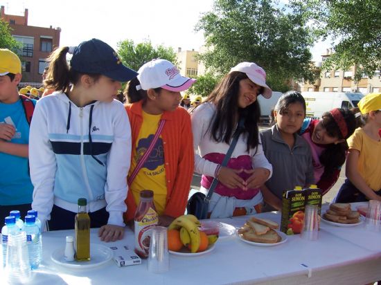MS DE 1.500 ESCOLARES PARTICIPAN EN EL DESAYUNO SALUDABLE Y LA CAMINATA POPULAR, QUE PONEN EL PUNTO Y FINAL A LAS ACTIVIDADES ENMARCADAS EN LA III SEMANA DE LA SALUD Y LA ACTIVIDAD FISICA, ORGANIZADA POR LA CONCEJALIA DE DEPORTES Y LOS CENTROS DE ENSE