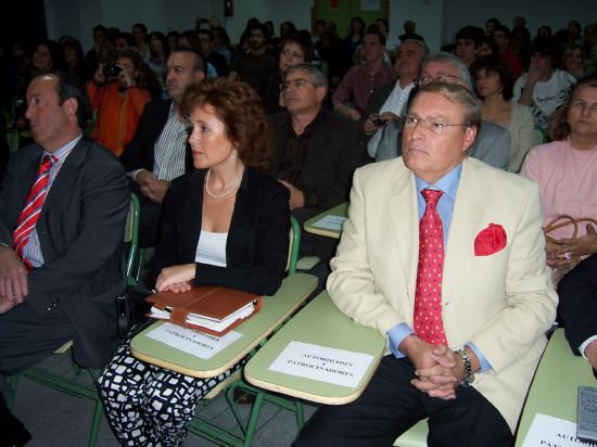 AUTORIDADES EDUCATIVAS ENTREGAN LOS DIPLOMAS A LOS 19 ALUMNOS DE LA PRIMERA PROMOCIN DEL BACHILLERATO INTERNACIONAL DEL INSTITUTO DE EDUCACIN SECUNDARIA 