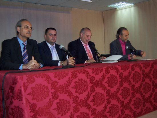 AUTORIDADES EDUCATIVAS ENTREGAN LOS DIPLOMAS A LOS 19 ALUMNOS DE LA PRIMERA PROMOCIN DEL BACHILLERATO INTERNACIONAL DEL INSTITUTO DE EDUCACIN SECUNDARIA 