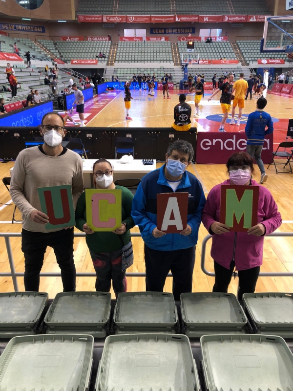 La Concejala de Bienestar Social agradece al UCAM Murcia Club Baloncesto por obsequiar al Centro de Da Jos Moya con 9 entradas para su ltimo partido de Liga ACB