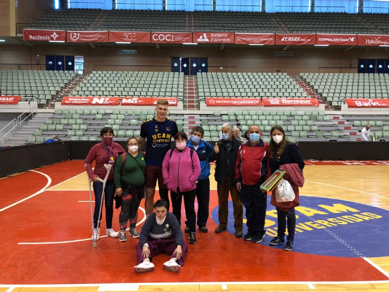 La Concejala de Bienestar Social agradece al UCAM Murcia Club Baloncesto por obsequiar al Centro de Da Jos Moya con 9 entradas para su ltimo partido de Liga ACB