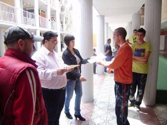 UN TOTAL DE 46 PERSONAS FINALIZAN SU FORMACIÓN EN TALLERES DE ALFABETIZACIÓN Y PINTURA, QUE LES HA SERVIDO PARA RESTAURAR EL EDIFICIO DONDE VIVEN