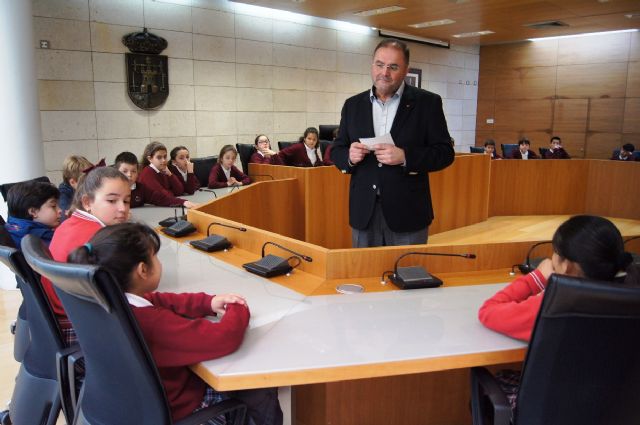 Más de 400 escolares de Educación Primaria de los centros de enseñanza participan este curso en el programa "Conoce tu ayuntamiento", recientemente finalizado