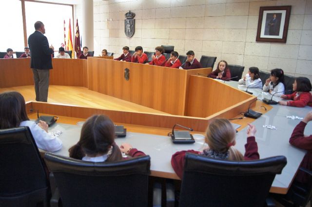 Más de 400 escolares de Educación Primaria de los centros de enseñanza participan este curso en el programa "Conoce tu ayuntamiento", recientemente finalizado