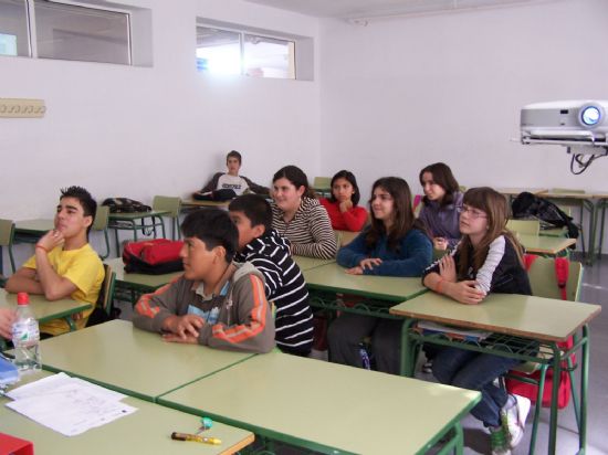 FINALIZAN CON GRAN ACEPTACIÓN LAS CHARLAS DE SENSIBILIZACIÓN CONTRA EL ABSENTISMO ESCOLAR DIRIGIDAS A LOS ALUMNOS DEL ÚLTIMO CICLO DE PRIMARIA Y  DE 1° Y 2° DE LA ESO BAJO EL LEMA "NO DEJES TU SILLA VACIA"