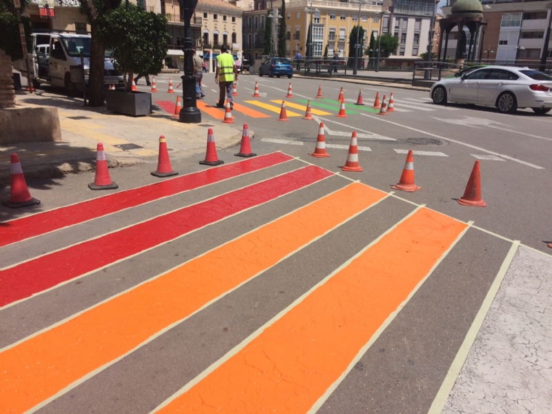 Totana pinta cinco pasos de peatones con los colores de la bandera gay en la plaza de la Constitucin y varias calles cntricas aledaas para concienciar de los derechos del colectivo LGTBI