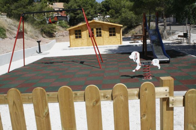 Finalizan las obras del rea de juegos infantiles en la urbanizacin La Charca, que se abren al pblico esta misma semana