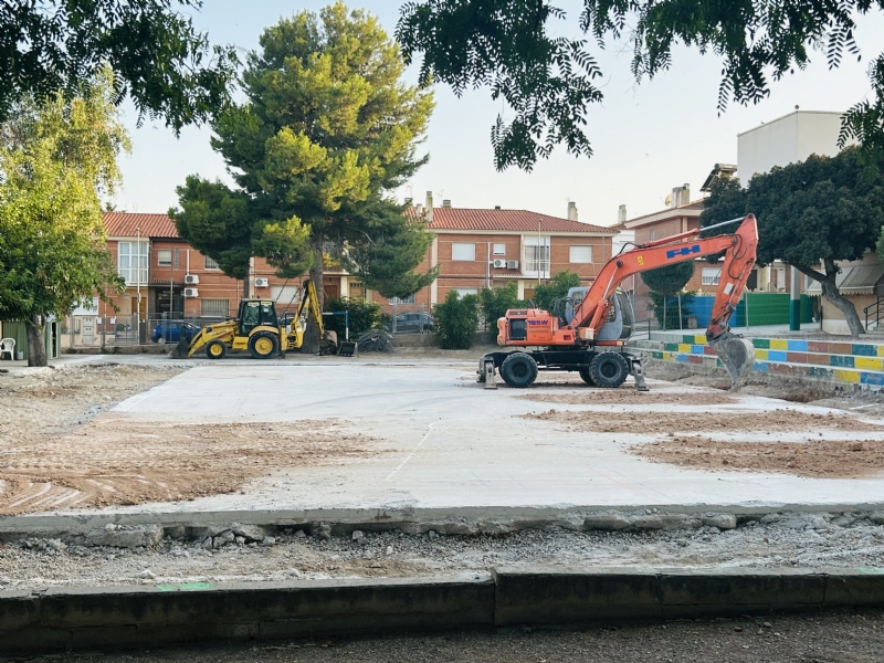 Comienzan las obras de construcción de la cubierta de la nueva pista polideportiva del CEIP Tierno Galván, que finalizarán a principios del próximo curso escolar