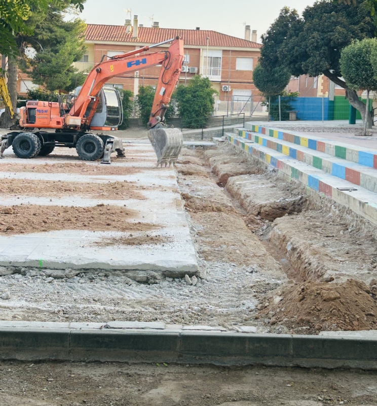 Comienzan las obras de construcción de la cubierta de la nueva pista polideportiva del CEIP Tierno Galván, que finalizarán a principios del próximo curso escolar