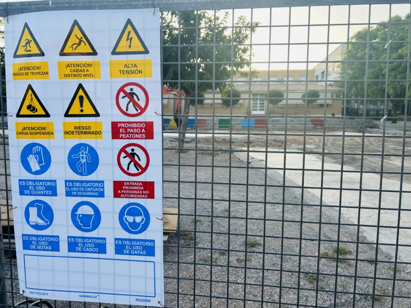 Comienzan las obras de construcción de la cubierta de la nueva pista polideportiva del CEIP Tierno Galván, que finalizarán a principios del próximo curso escolar
