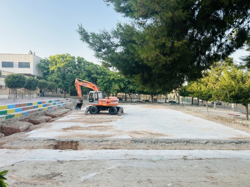 Comienzan las obras de construcción de la cubierta de la nueva pista polideportiva del CEIP Tierno Galván, que finalizarán a principios del próximo curso escolar