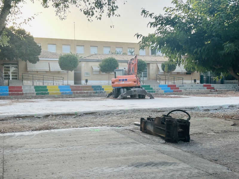 Comienzan las obras de construcción de la cubierta de la nueva pista polideportiva del CEIP Tierno Galván, que finalizarán a principios del próximo curso escolar