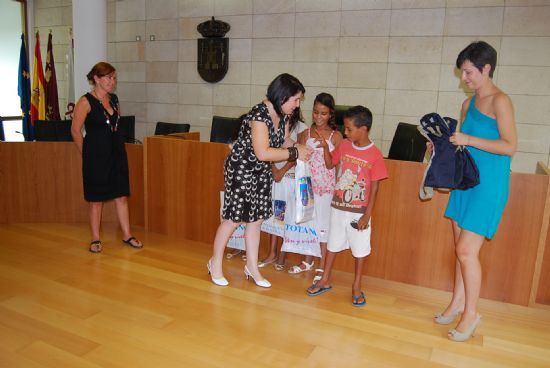 AUTORIDADES MUNICIPALES OFRECEN UNA RECEPCIÓN INSTITUCIONAL A LOS CUATRO NIÑOS SAHARAUIS ACOGIDOS POR FAMILIAS TOTANERAS QUE PARTICIPAN ESTE VERANO EN EL PROGRAMA "VACACIONES EN PAZ"