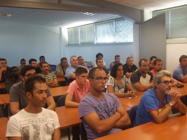 UN TOTAL DE 36 DE USUARIOS PARTICIPAN EN EL CURSO DE CAPACITACIÓN GRATUITO SOBRE "PREVENCIÓN DE RIESGOS LABORALES EN EL PUESTO DE TRABAJO: MANEJO SEGURO DE CARRETILLAS ELEVADORES Y TRASPALETAS"