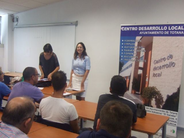 UN TOTAL DE 36 DE USUARIOS PARTICIPAN EN EL CURSO DE CAPACITACIÓN GRATUITO SOBRE "PREVENCIÓN DE RIESGOS LABORALES EN EL PUESTO DE TRABAJO: MANEJO SEGURO DE CARRETILLAS ELEVADORES Y TRASPALETAS"