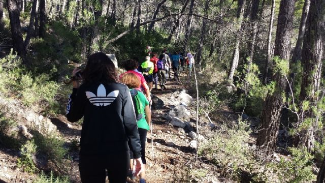 Una treintena de personas participaron en la jornada de senderismo por la Senda del Piojo (Sierra Espuña), enmarcada en el programa organizado por la Concejalía de Deportes 