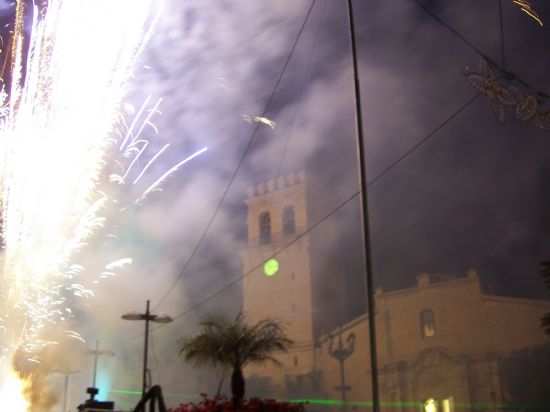 EL GRAN ESPECTCULO DE FUEGOS ARTIFICIALES, MSICA E ILUMINACIN PIROMUSICAL CONGREGA A CIENTOS DE VECINOS EN LA PLAZA DE LA CONSTITUCIN Y PONE EL PUNTO Y FINAL A ESTAS FIESTAS