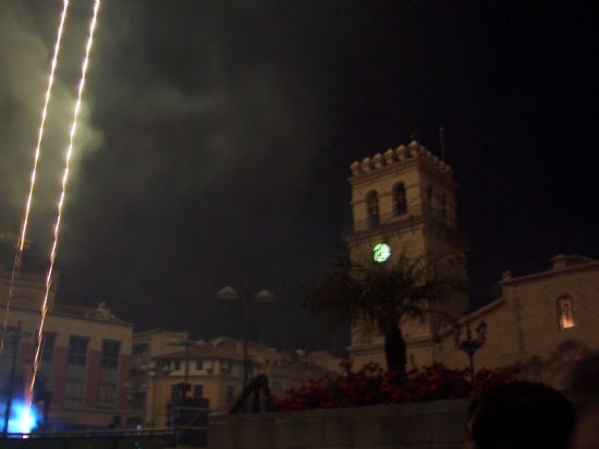EL GRAN ESPECTCULO DE FUEGOS ARTIFICIALES, MSICA E ILUMINACIN PIROMUSICAL CONGREGA A CIENTOS DE VECINOS EN LA PLAZA DE LA CONSTITUCIN Y PONE EL PUNTO Y FINAL A ESTAS FIESTAS