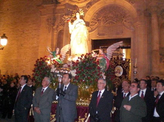 CIENTOS DE TOTANEROS  Y AUTORIDADES MUNICIPALES RECIBEN CON TODOS LOS HONORES A SANTA EULALIA EN LA PARROQUIA DE SANTIAGO TRAS SU TRASLADO EN PROCESIN DESDE SAN ROQUE
