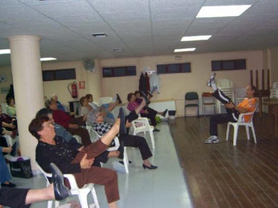 LAS CLASES DE GIMNASIA PARA MAYORES DESARROLLADAS EN EL CENTRO MUNICIPAL DE LA PLAZA DE LA BALSA VIEJA CUENTAN CON LA ASISTENCIA DE MÁS DE 60 USUARIOS