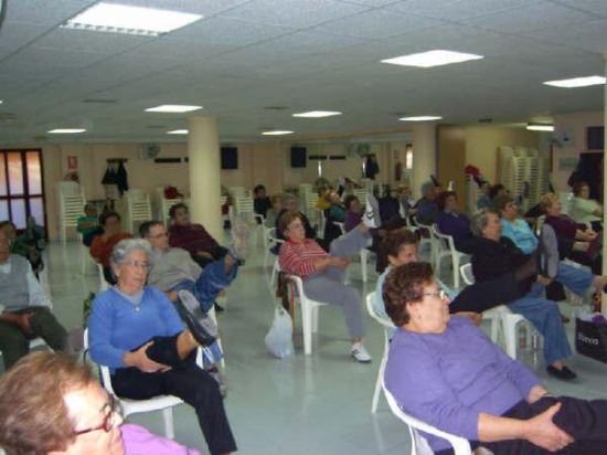 LAS CLASES DE GIMNASIA PARA MAYORES DESARROLLADAS EN EL CENTRO MUNICIPAL DE LA PLAZA DE LA BALSA VIEJA CUENTAN CON LA ASISTENCIA DE MÁS DE 60 USUARIOS