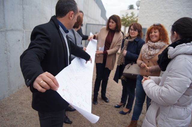 Autoridades municipales visitan el CEIP "La Cruz" para conocer el desarrollo del proyecto de "Huerto Escolar Ecológico" que le ha concedido la Comunidad Autónoma