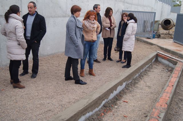 Autoridades municipales visitan el CEIP "La Cruz" para conocer el desarrollo del proyecto de "Huerto Escolar Ecológico" que le ha concedido la Comunidad Autónoma