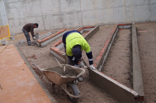 Autoridades municipales visitan el CEIP "La Cruz" para conocer el desarrollo del proyecto de "Huerto Escolar Ecológico" que le ha concedido la Comunidad Autónoma