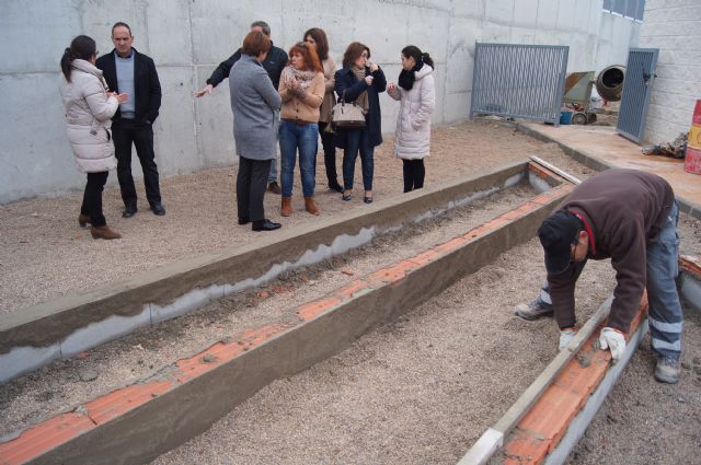 Autoridades municipales visitan el CEIP "La Cruz" para conocer el desarrollo del proyecto de "Huerto Escolar Ecológico" que le ha concedido la Comunidad Autónoma