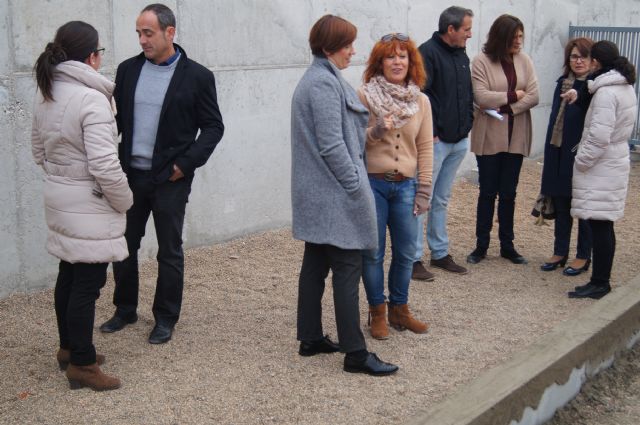 Autoridades municipales visitan el CEIP "La Cruz" para conocer el desarrollo del proyecto de "Huerto Escolar Ecológico" que le ha concedido la Comunidad Autónoma