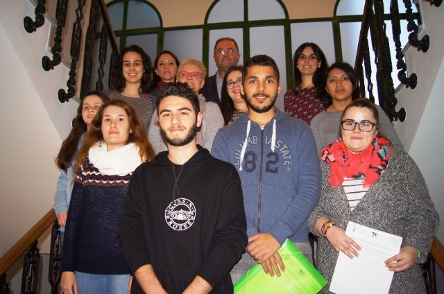 El proyecto de "Refuerzo educativo" dirigido a niños en situación de desventaja sociocultural cuenta con la colaboración de 13 voluntarios universitarios de Totana