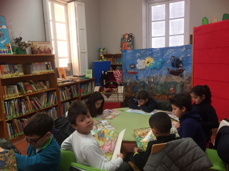 Más de 200 escolares de seis colegios de Totana participan en la actividad de animación a la lectura "El tesoro del pirata", promovida por la biblioteca municipal "Mateo García"