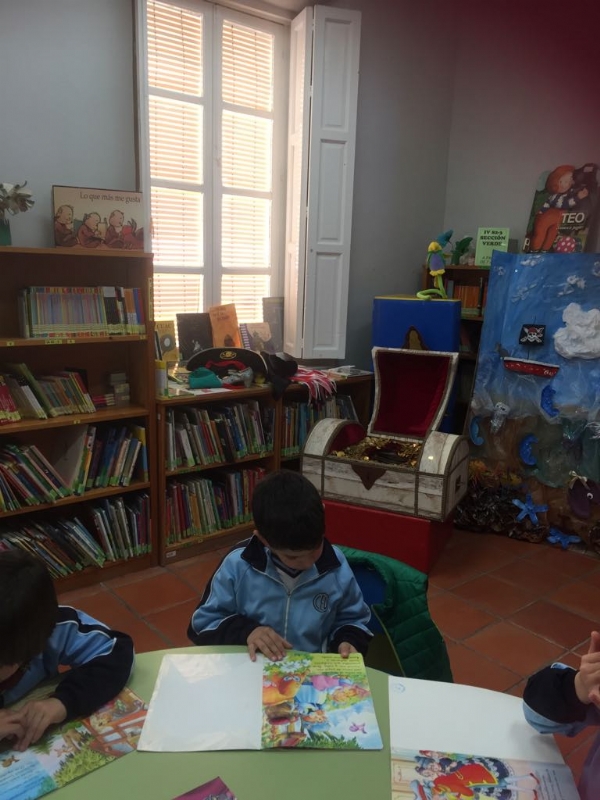 Ms de 200 escolares de seis colegios de Totana participan en la actividad de animacin a la lectura El tesoro del pirata, promovida por la biblioteca municipal Mateo Garca
