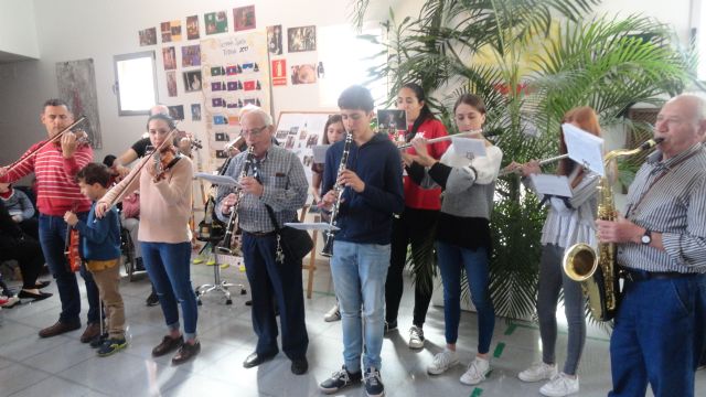 La Orquesta de La Dolorosa visita los centros de da para personas con enfermedad mental de Totana para culminar las actividades programadas con motivo de la Semana Santa