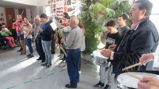 La Orquesta de La Dolorosa visita los centros de día para personas con enfermedad mental de Totana para culminar las actividades programadas con motivo de la Semana Santa
