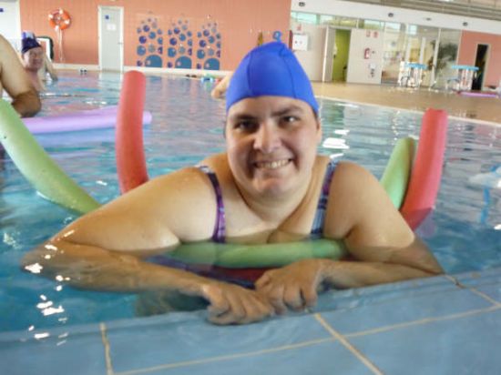 LOS USUARIOS DEL CENTRO OCUPACIONAL "JOSÉ MOYA" DE TOTANA FINALIZAN LAS ACTIVIDADES ACUÁTICAS DESARROLLADAS EN LA PISCINA CUBIERTA DE LA VECINA LOCALIDAD DE ALHAMA DE MURCIA