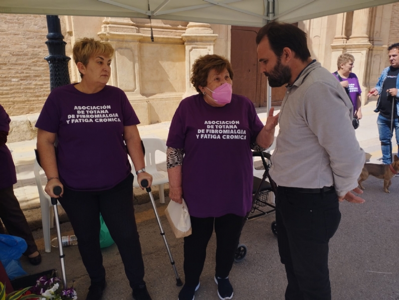 Autoridades locales muestran su apoyo a la Asociacin de Totana de Fibromialgia y Sndrome de Fatiga Crnica con motivo del Da Internacional de sendas enfermedades