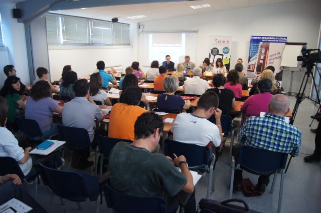 EL DIRECTOR GENERAL DE TELECOMUNICACIONES Y LA ALCALDESA DE TOTANA INAUGURAN EL CURSO DE FORMACIÓN "CÓMO MONTAR TU NEGOCIO ON-LINE" EN EL QUE HAN PARTICIPADO MÁS DE 80 PERSONAS