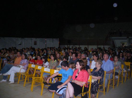 EL ESTRENO EN CASTELLANO DE LA OBRA DE TEATRO CUANDO VOLVER NO EXISTE CONGREG A CERCA DE CUATROCIENTAS PERSONAS EN EL AUDITORIO DEL PARQUE MUNICIPAL MARCOS ORTIZ