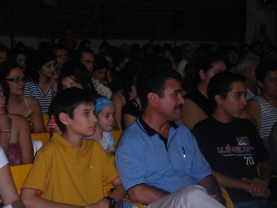 EL ESTRENO EN CASTELLANO DE LA OBRA DE TEATRO CUANDO VOLVER NO EXISTE CONGREG A CERCA DE CUATROCIENTAS PERSONAS EN EL AUDITORIO DEL PARQUE MUNICIPAL MARCOS ORTIZ