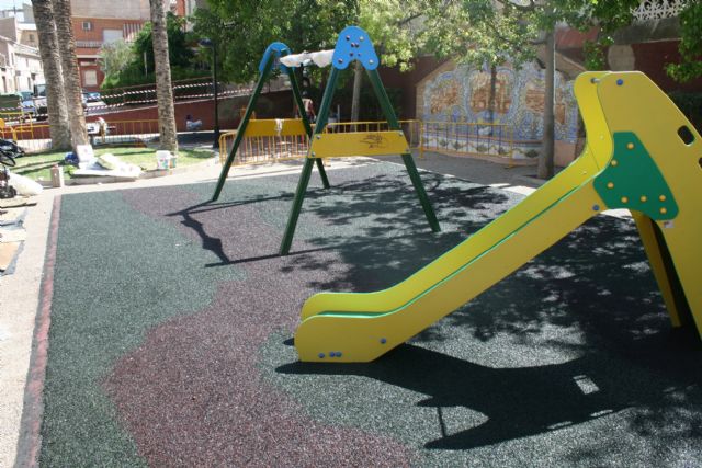 La Concejala de Parques y Jardines acondiciona el rea de juegos infantiles del jardn del Centro Sociocultural La Crcel, en la avenida de Lorca