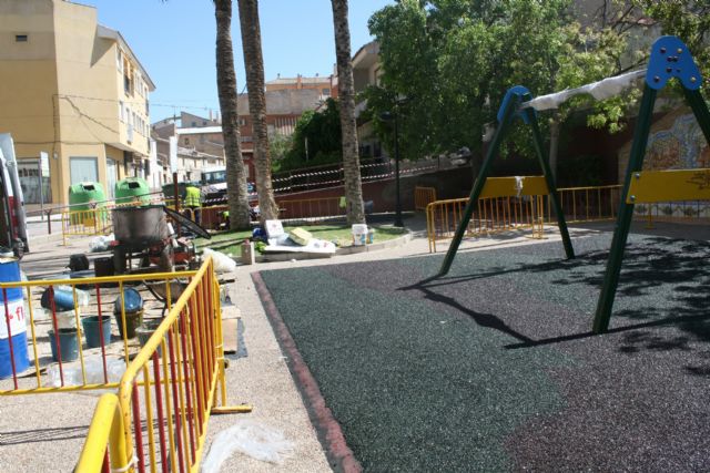 La Concejala de Parques y Jardines acondiciona el rea de juegos infantiles del jardn del Centro Sociocultural La Crcel, en la avenida de Lorca
