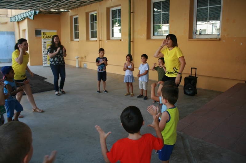 VDEO. Un centenar de nios y nias participan en la Escuela de Verano que organiza el Colectivo para la Promocin Social El Candil en los colegios Santiago y La Cruz