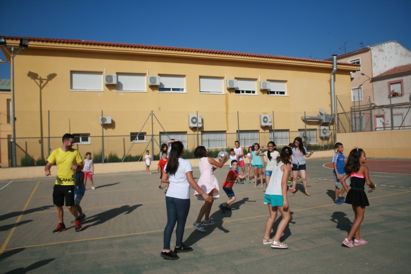 VÍDEO. Un centenar de niños y niñas participan en la Escuela de Verano que organiza el Colectivo para la Promoción Social "El Candil" en los colegios "Santiago" y "La Cruz"