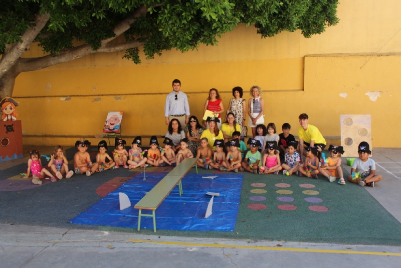 Más de 250 niños y niñas participan en las Escuelas de Verano en los colegios La Cruz y Santiago, organizados por el Colectivo El Candil con la colaboración de la Concejalía de Juventud