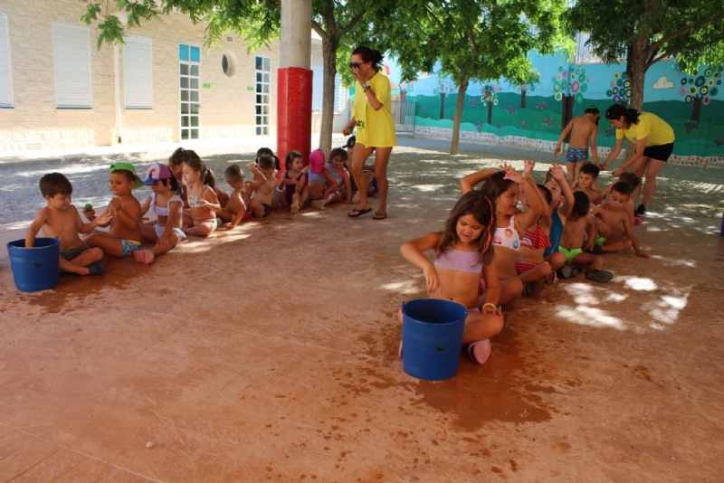 Más de 250 niños y niñas participan en las Escuelas de Verano en los colegios La Cruz y Santiago, organizados por el Colectivo El Candil con la colaboración de la Concejalía de Juventud