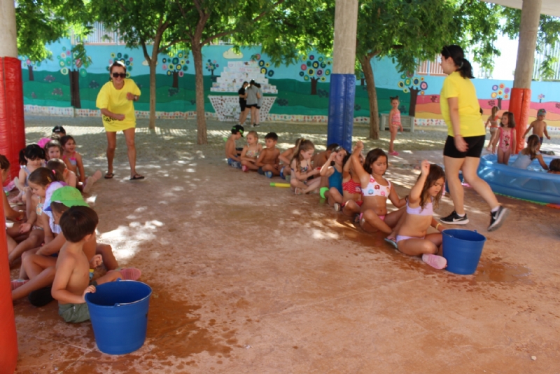 Más de 250 niños y niñas participan en las Escuelas de Verano en los colegios La Cruz y Santiago, organizados por el Colectivo El Candil con la colaboración de la Concejalía de Juventud